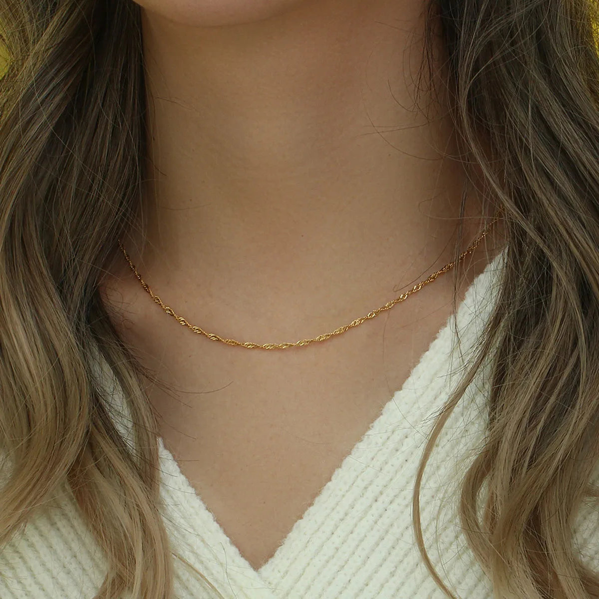 Collar Minimalista Dorado de Acero Inoxidable