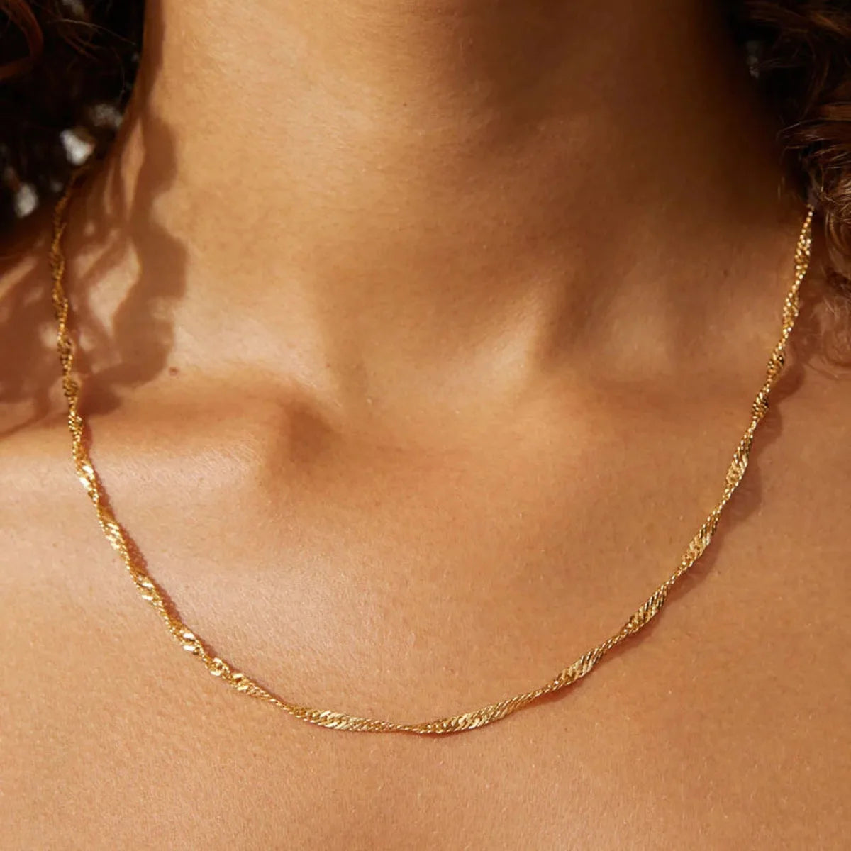 Collar Minimalista Dorado de Acero Inoxidable