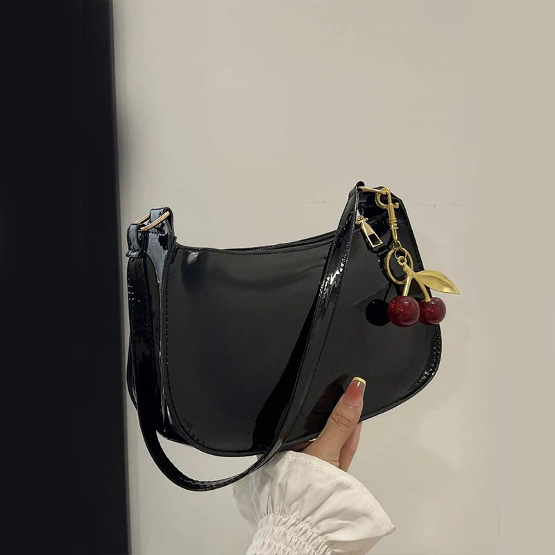 Bolso elegante de color cereza