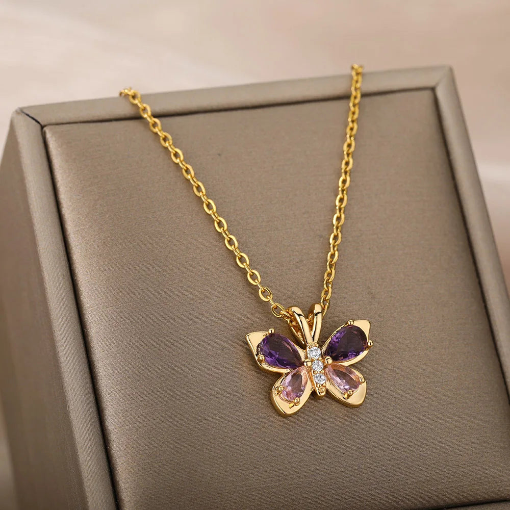 Collar de Mariposa Dorada con Cristales Brillantes