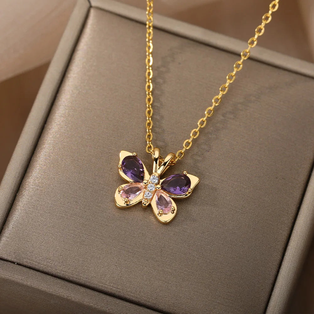 Collar de Mariposa Dorada con Cristales Brillantes