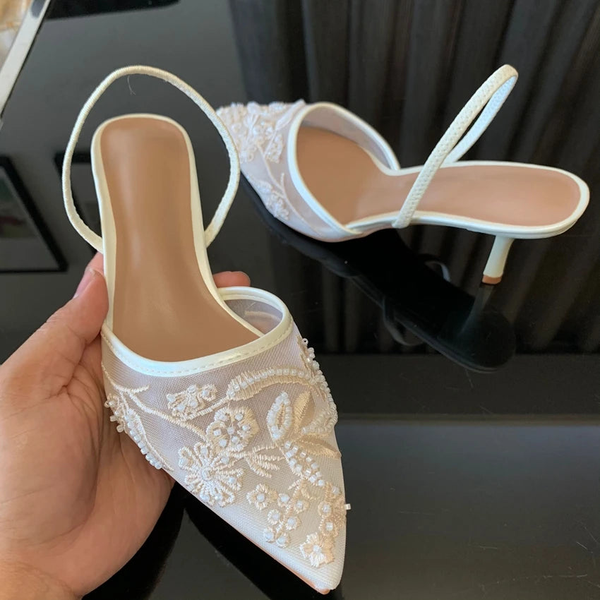 Tacones Elegantes con Encaje Floral - Detalle Floral Sofisticado
