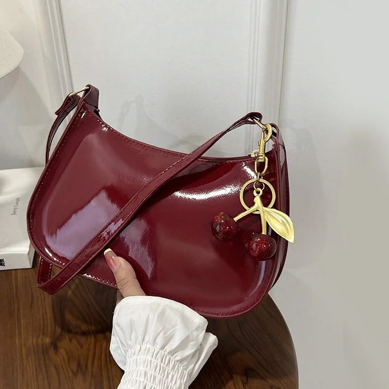 Bolso elegante de color cereza