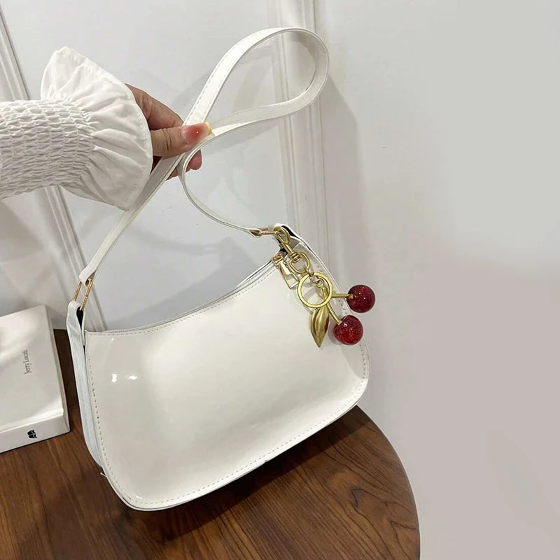 Bolso elegante de color cereza