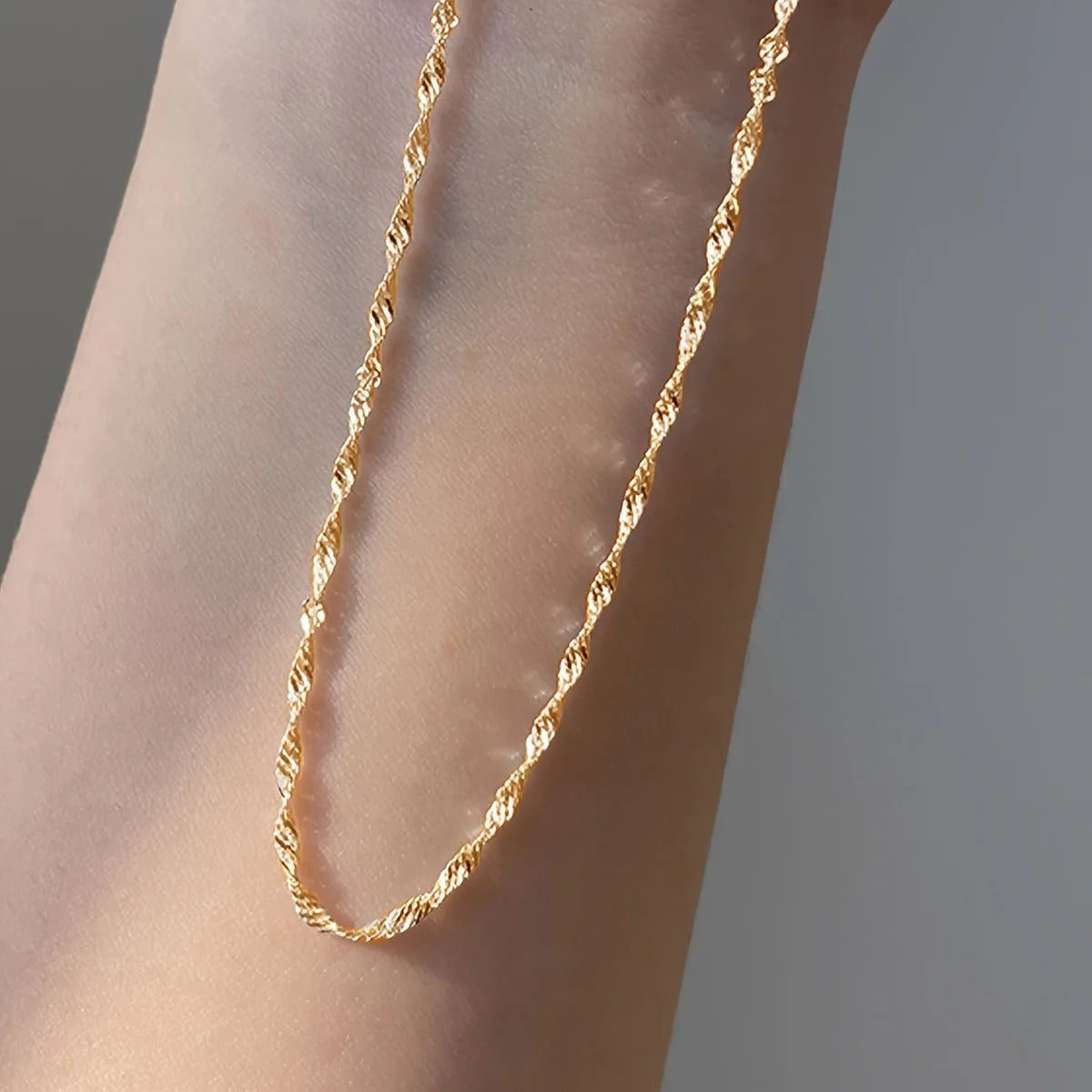 Collar Minimalista Dorado de Acero Inoxidable