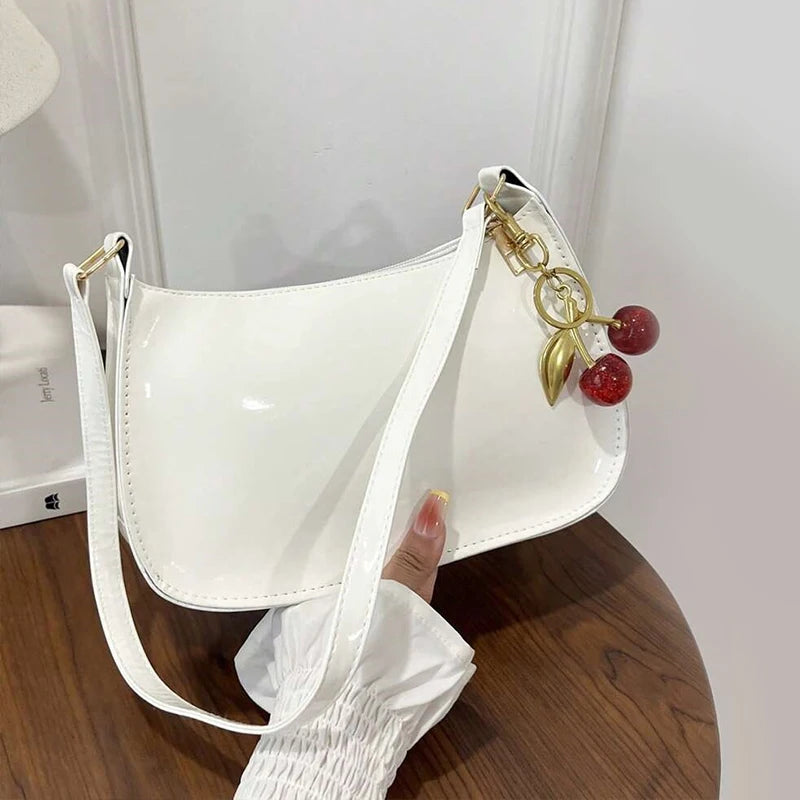 Bolso elegante de color cereza