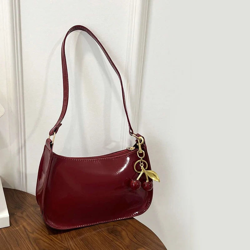 Bolso elegante de color cereza