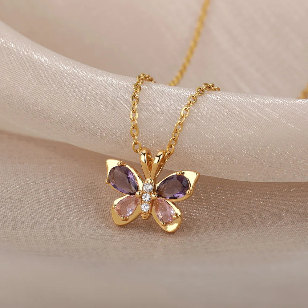 Collar de Mariposa Dorada con Cristales Brillantes