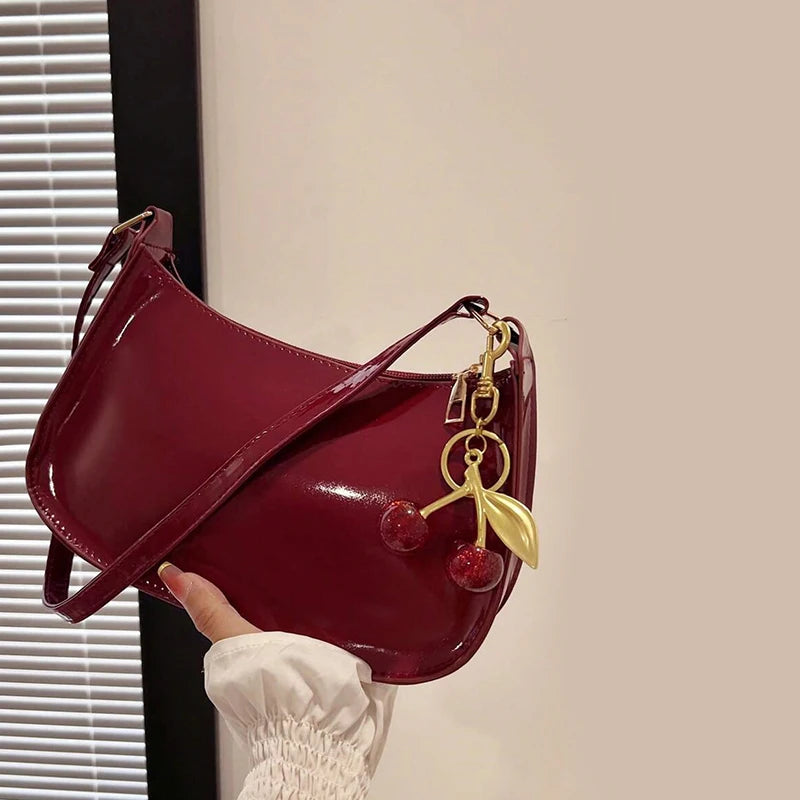 Bolso elegante de color cereza