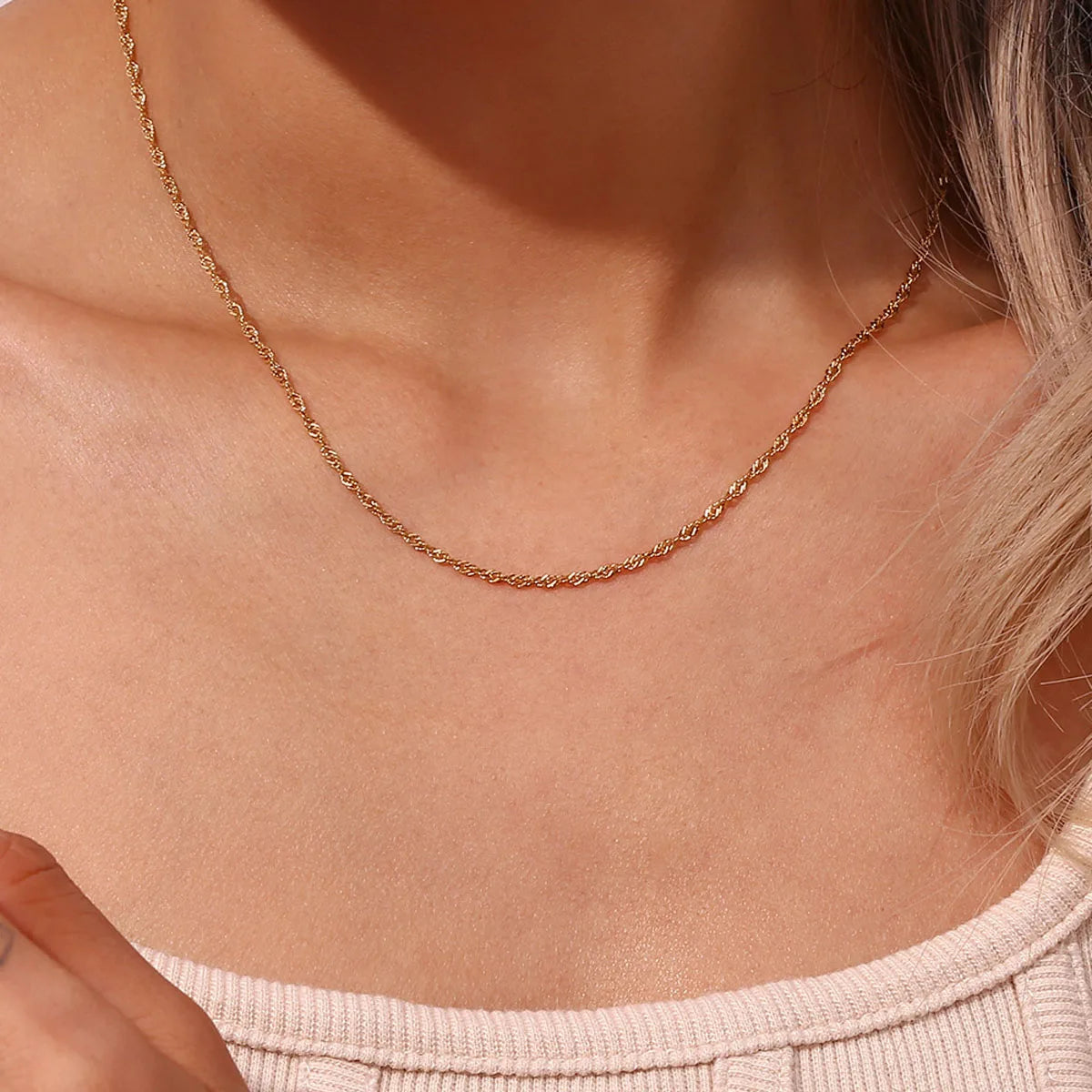 Collar Minimalista Dorado de Acero Inoxidable