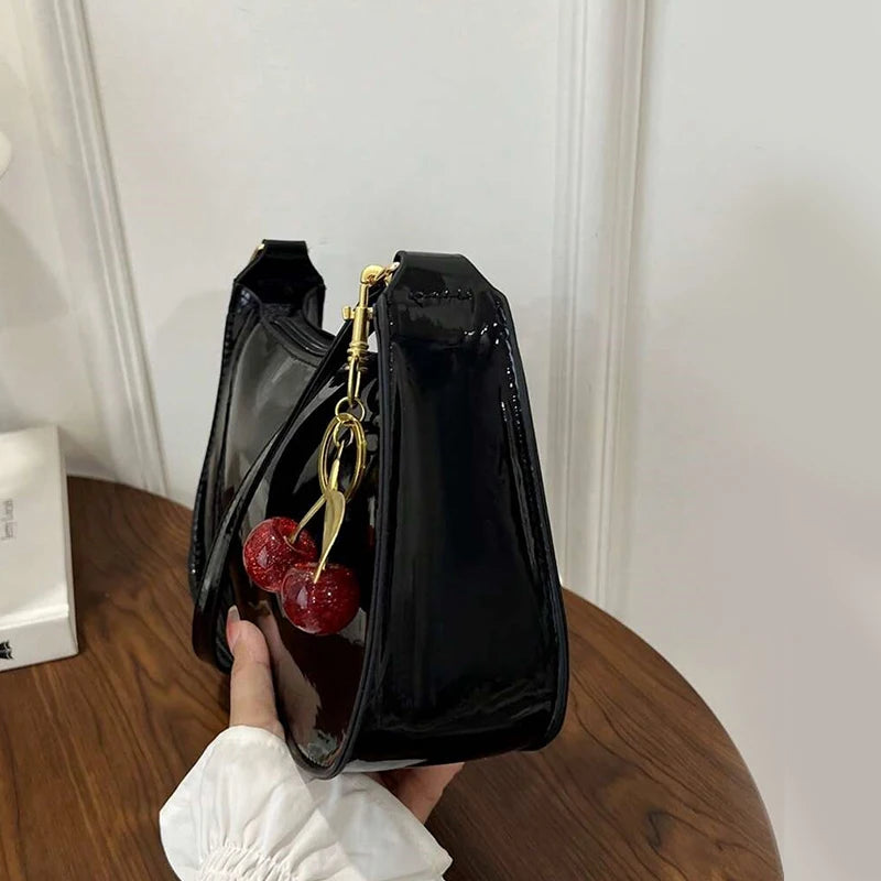 Bolso elegante de color cereza